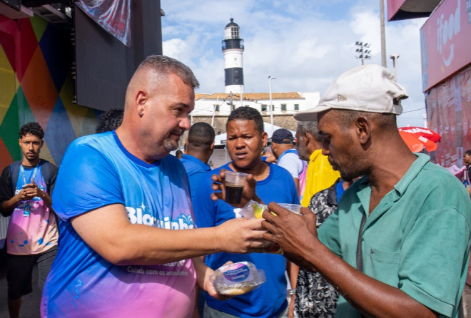Gordinho da Favela dá apoio a ambulantes no Circuito Dodô