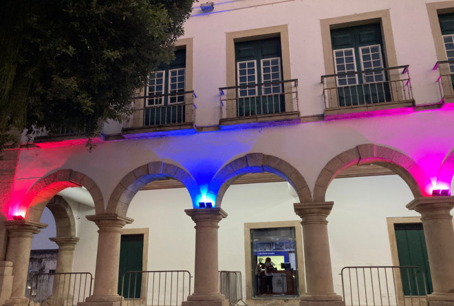 Câmara ilumina fachada nas cores azul e rosa
