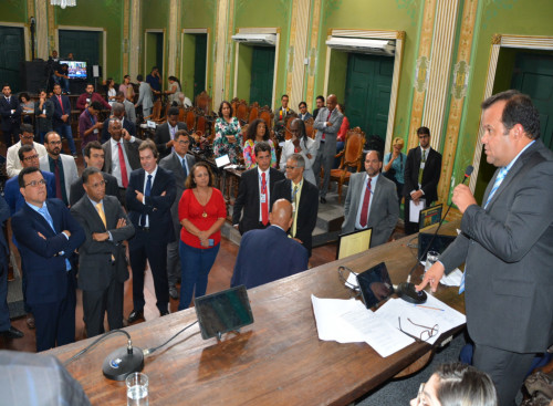 Geraldo Júnior parabeniza Leo Prates pela gestão