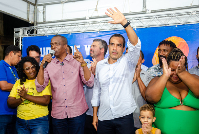 Julio Santos participa da entrega de casas do programa Morar Melhor