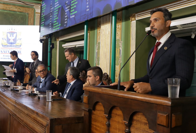 Representantes dos guardas municipais e dos médicos utilizam a Tribuna Popular