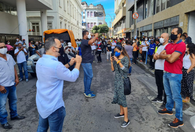 Augusto Vasconcelos participa de protesto dos servidores municipais