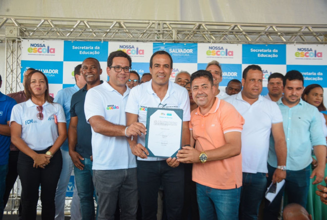 Cris Correia acompanha início de obra de escola no Bairro da Paz