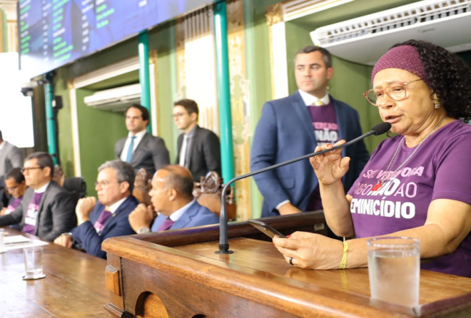Vereadores de Salvador vestem a camisa "Diga NÃO ao Feminicídio"