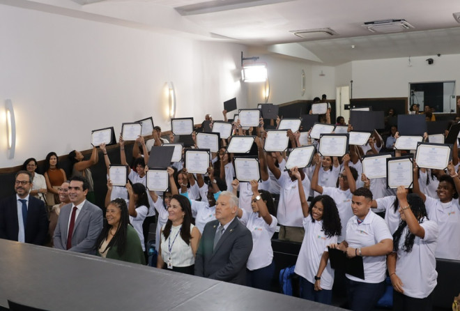 Parlamento Jovem inicia terceira edição com diplomação de 43 estudantes