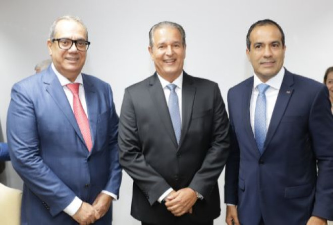 Carlos Muniz participa da posse do desembargador Abelardo Paula da Matta Neto no TRE