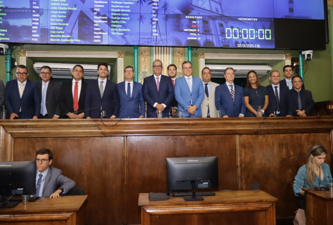 Carlos Muniz é eleito presidente da Câmara para biênio 2025-2026