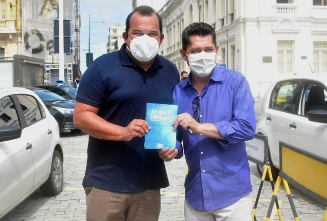 Drive Thru Solidário troca alimentos por livro e arrecada 2,8 toneladas