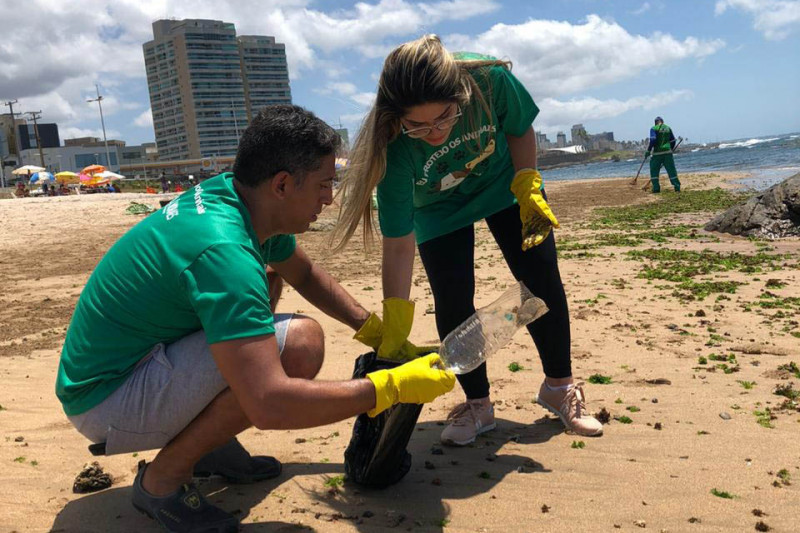 Marcelle Moraes e equipe ajudam a retirar óleo da praia