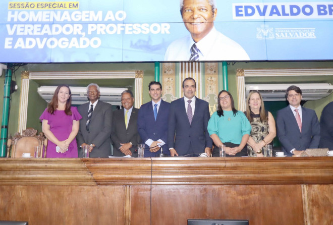 Edvaldo Brito se despede da Câmara com homenagem emocionada