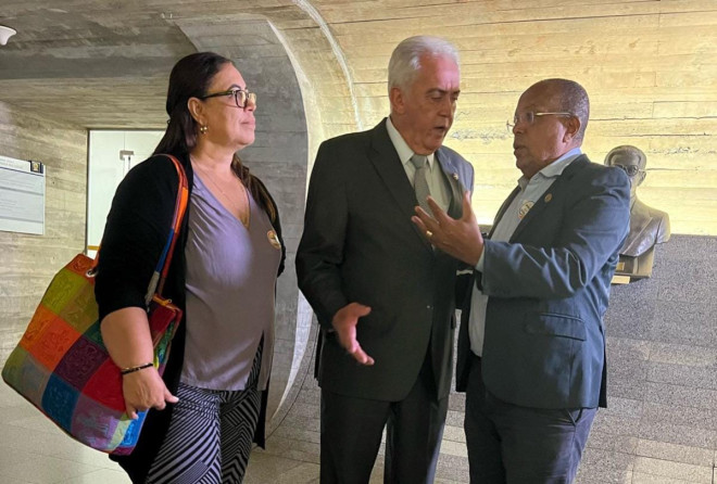 Suíca reforça luta por regulamentação da profissão de gari e margarida