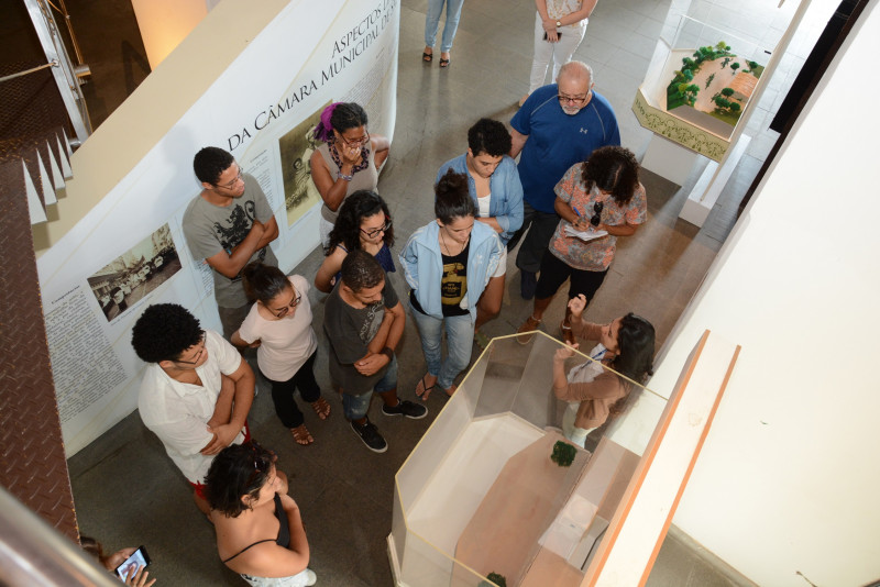 Câmara de Salvador recebe visita de estudantes de museologia