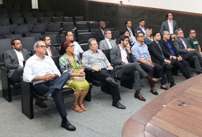 Carlos Muniz apresenta projeto de reforma do Paço e novo Plenário da Câmara no antigo Cine Excelsior