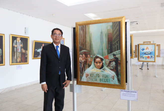 Exposição faz referência à prática de meditação chinesa Falun Dafa