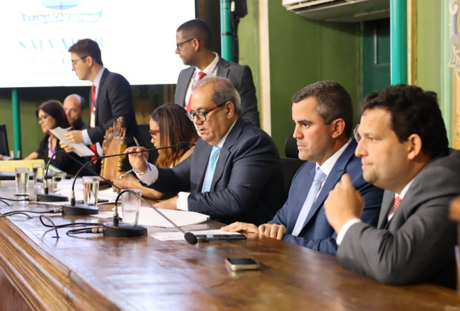 Leitura de sete projetos do Executivo marca sessão na Câmara