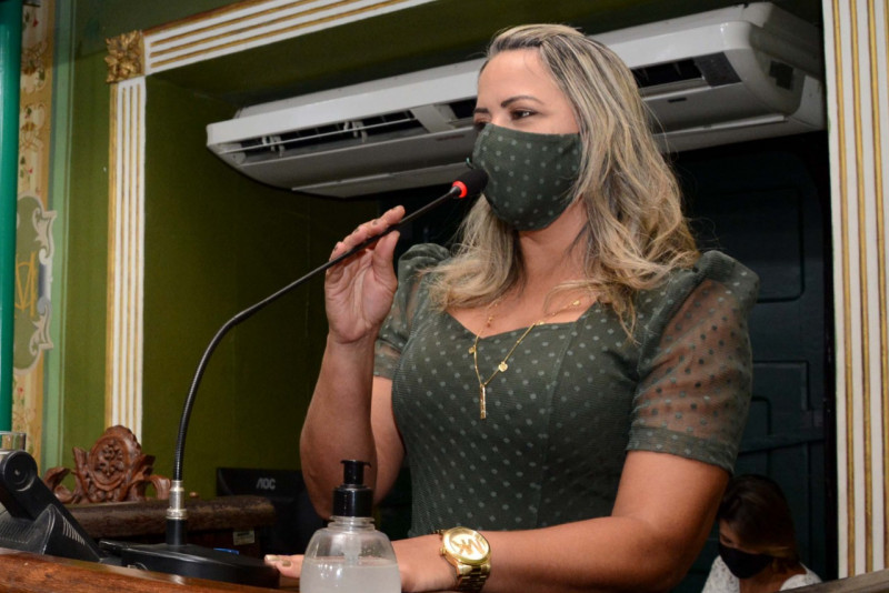 Débora Santana pede assistência para enfermeiras