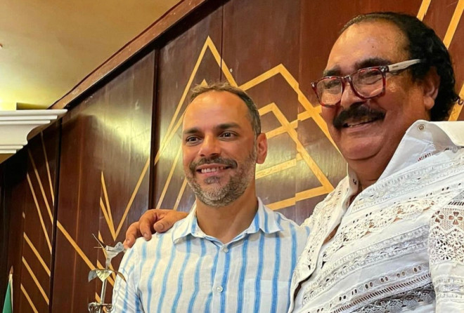 Augusto Vasconcelos recebe Troféu Axé Bahia