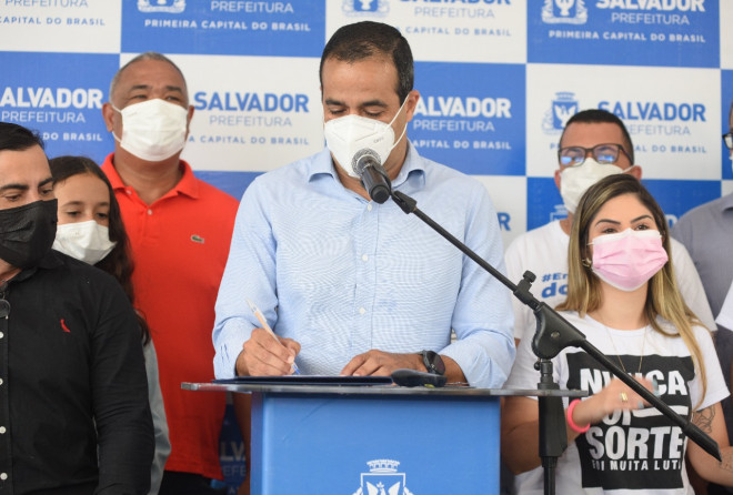 Assinatura da ordem de serviço para construir hospital veterinário