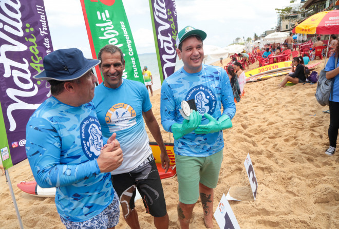 Mutirões voluntários limpam as praias de Stella Maris e Boa Viagem