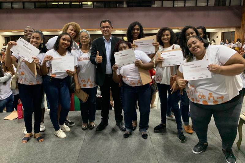 Vereador entrega 540 diplomas de cursos profissionalizantes