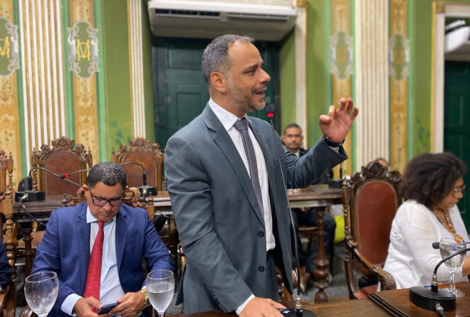 Augusto Vasconcelos questiona fechamento de Centro de Parto Normal