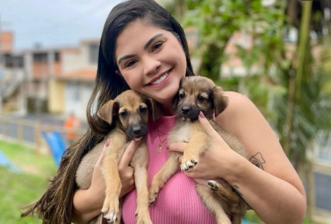 Marcelle Moraes comemora chegada da vacina V10 no bairro do Cabula