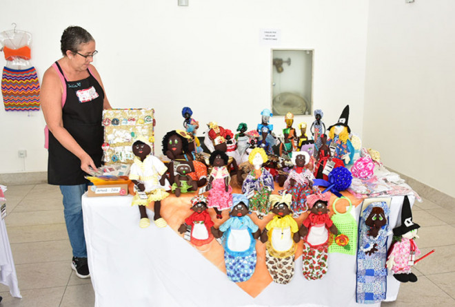 Feira de artesanato movimenta foyer do Centro de Cultura