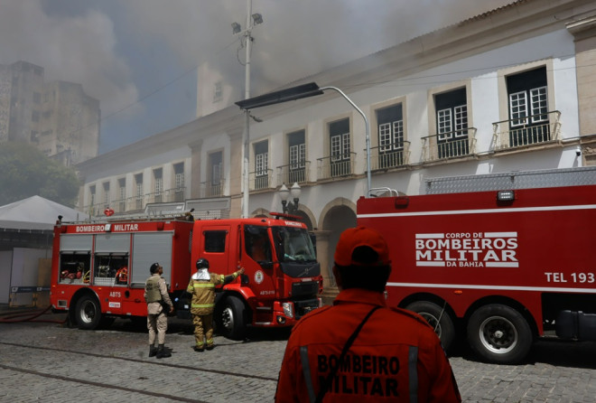 Debelado incêndio que atingiu parte da Câmara de Salvador