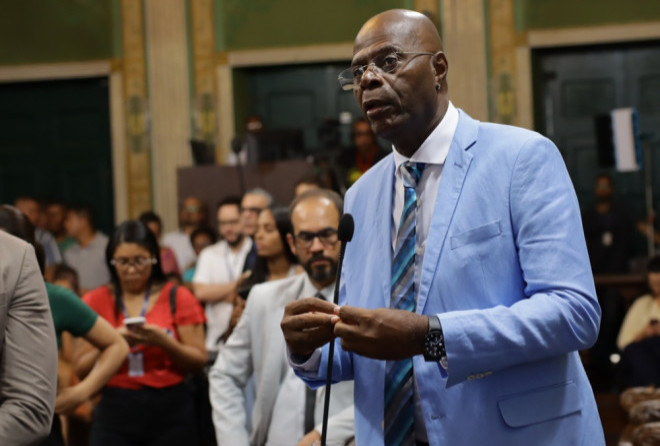 Hamilton Assis critica lei que inclui a Bíblia como referência paradidática