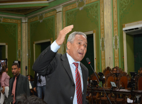 Téo Senna critica decisão do governo de  fechar o Colégio Odorico Tavares