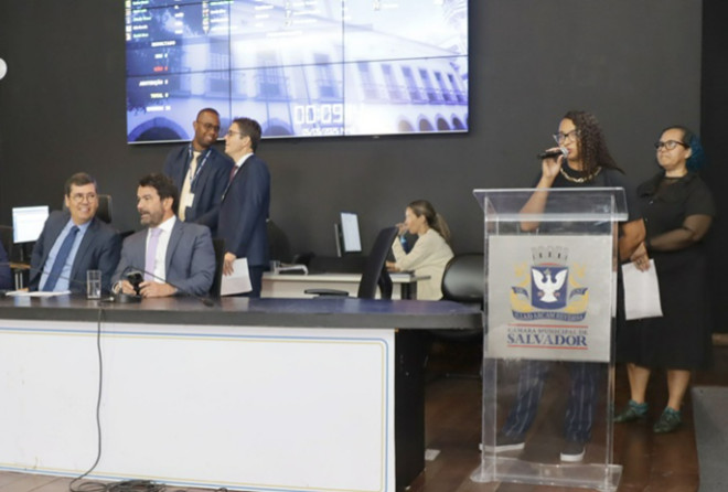 Tribuna Popular trata de concurso público e abandono de alunos com TEA