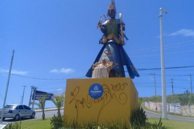 Vandalismo em monumento de Mãe Stella de Oxóssi