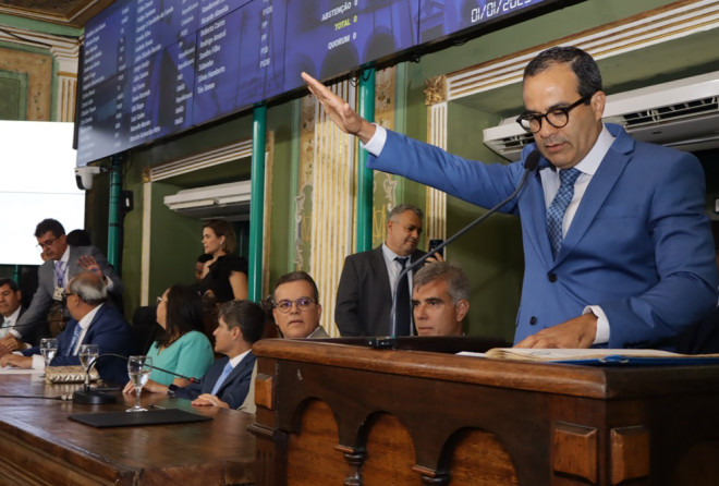 Prefeito reeleito Bruno Reis toma posse em sessão na Câmara