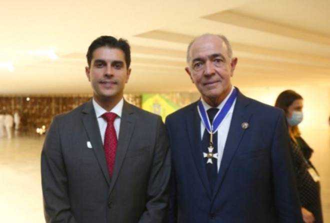 Alexandre Aleluia acompanha entrega de honraria em Brasília