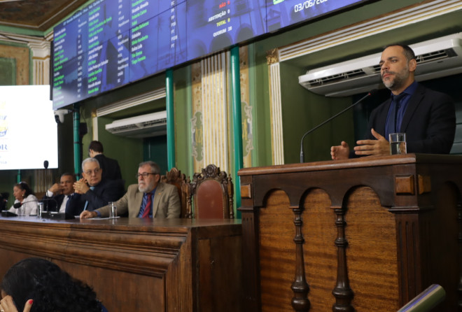 Augusto Vasconcelos defende intérprete de Libras na Câmara