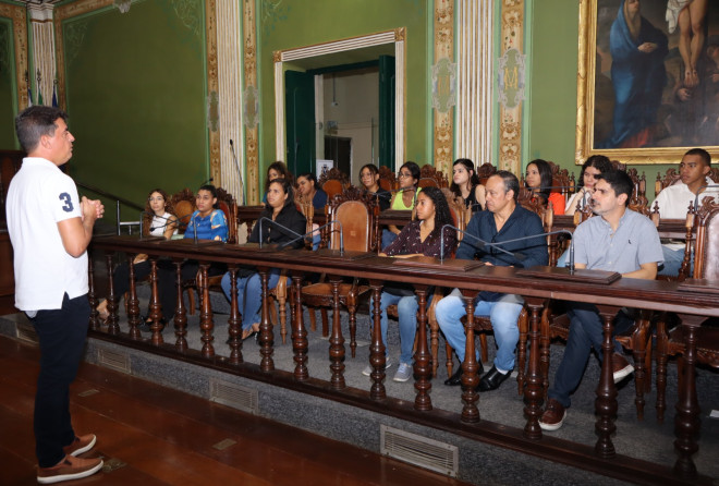 Estudantes de Direito da Unifacs visitam a Câmara