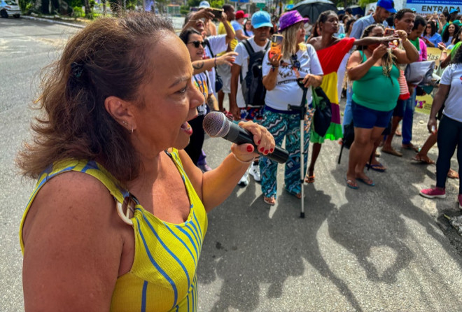 Aladilce participa da 17ª Parada do Orgulho Louco