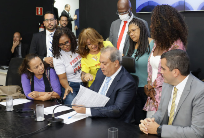 Carlos Muniz busca consenso para atender reivindicação de professores