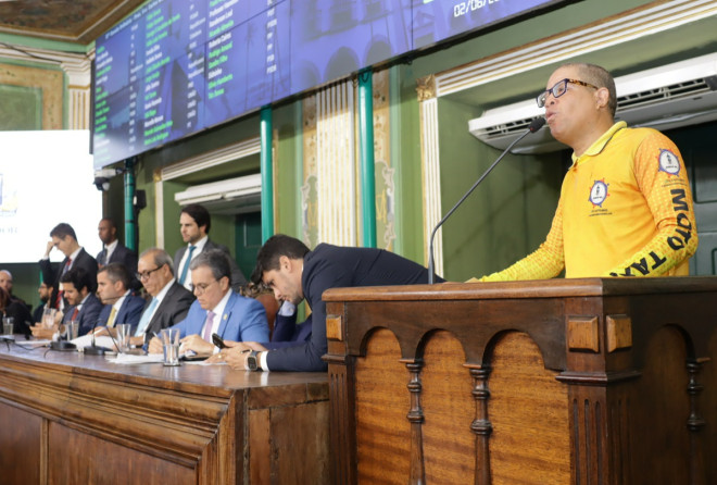 Mototaxistas ocupam Tribuna Popular e criticam projeto estadual