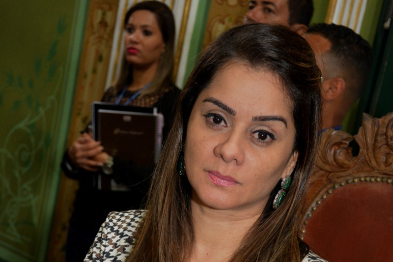 Lorena Brandão defende uso de foto na Lei dos Aplicativos