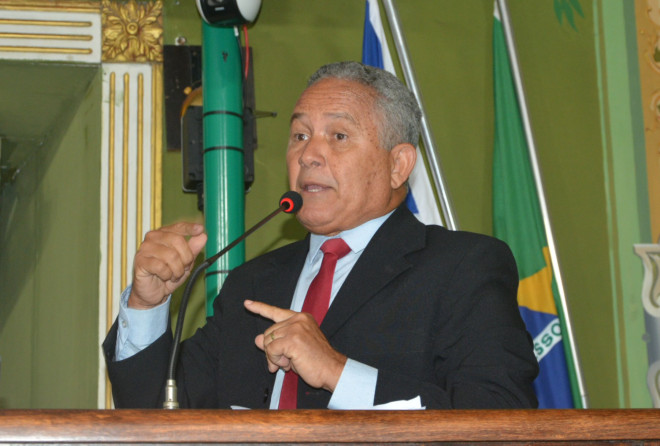 Téo Senna cobra pagamento de salários  de terceirizados da educação