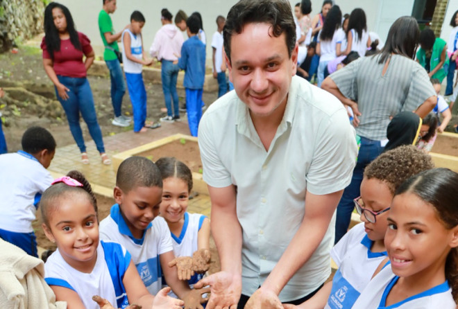 Câmara aprova projeto que proíbe celulares em salas de aula