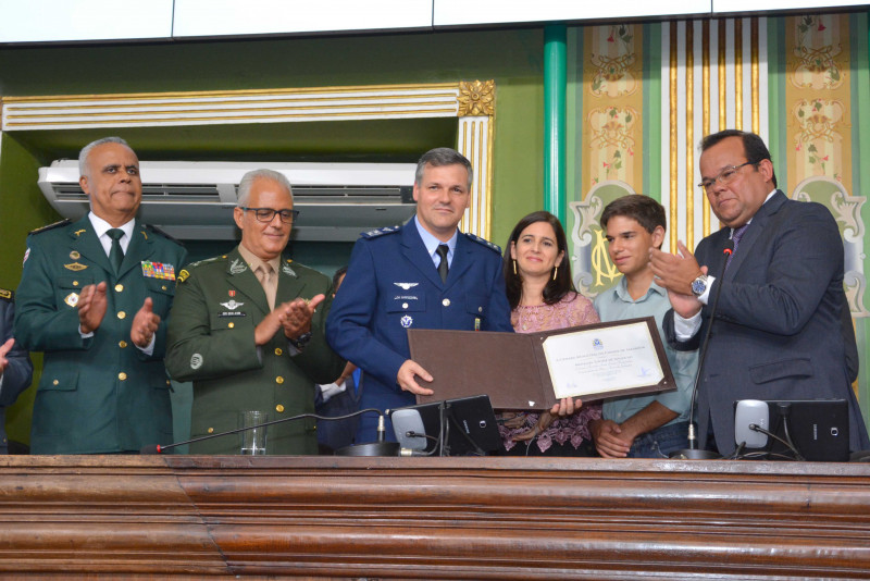 Câmara condecora o coronel-aviador Ivan Karpinschin