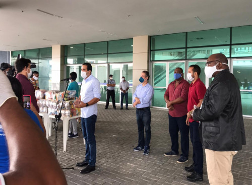 Maurício Trindade acompanha entrega de cestas básicas