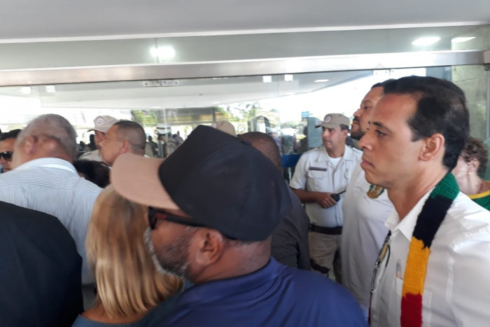 Hilton Coelho protesta contra reformas do Estado