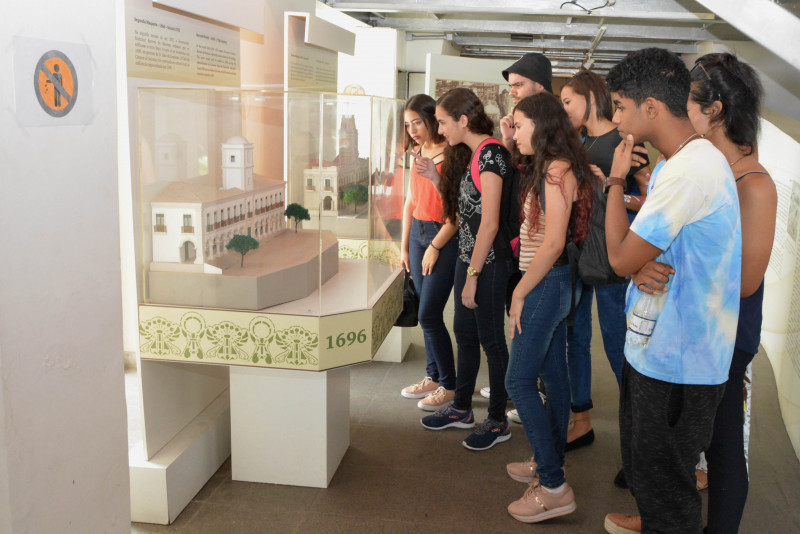 Alunos do Colégio Santo Graal e da Escola Alecrim visitam a Câmara