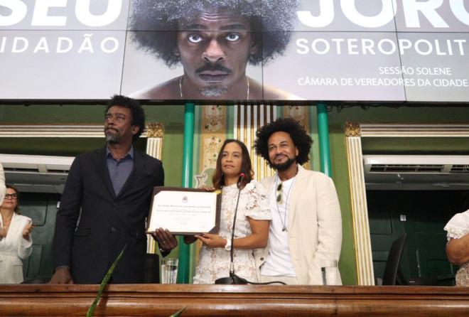 Seu Jorge recebe título de Cidadão de Salvador em sessão solene tomada pela emoção