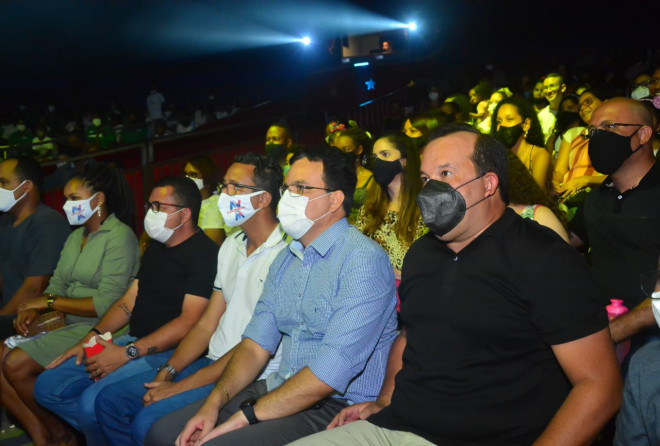Vereadores participam de apresentação beneficente de circo