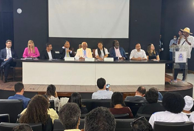 Edvaldo Brito, contribuintes e vereadores discutiram alternativas para baixar valor do IPTU