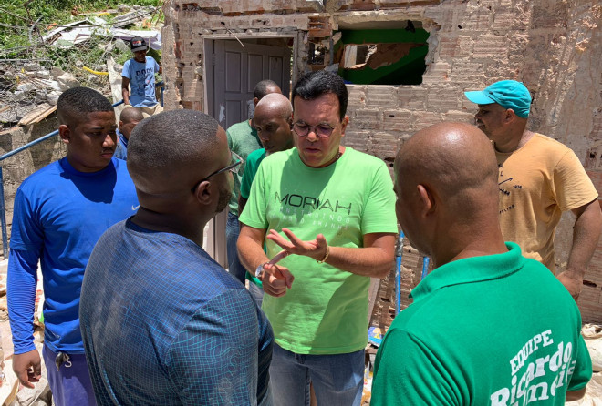 Ricardo Almeida conversa com moradores da Federação